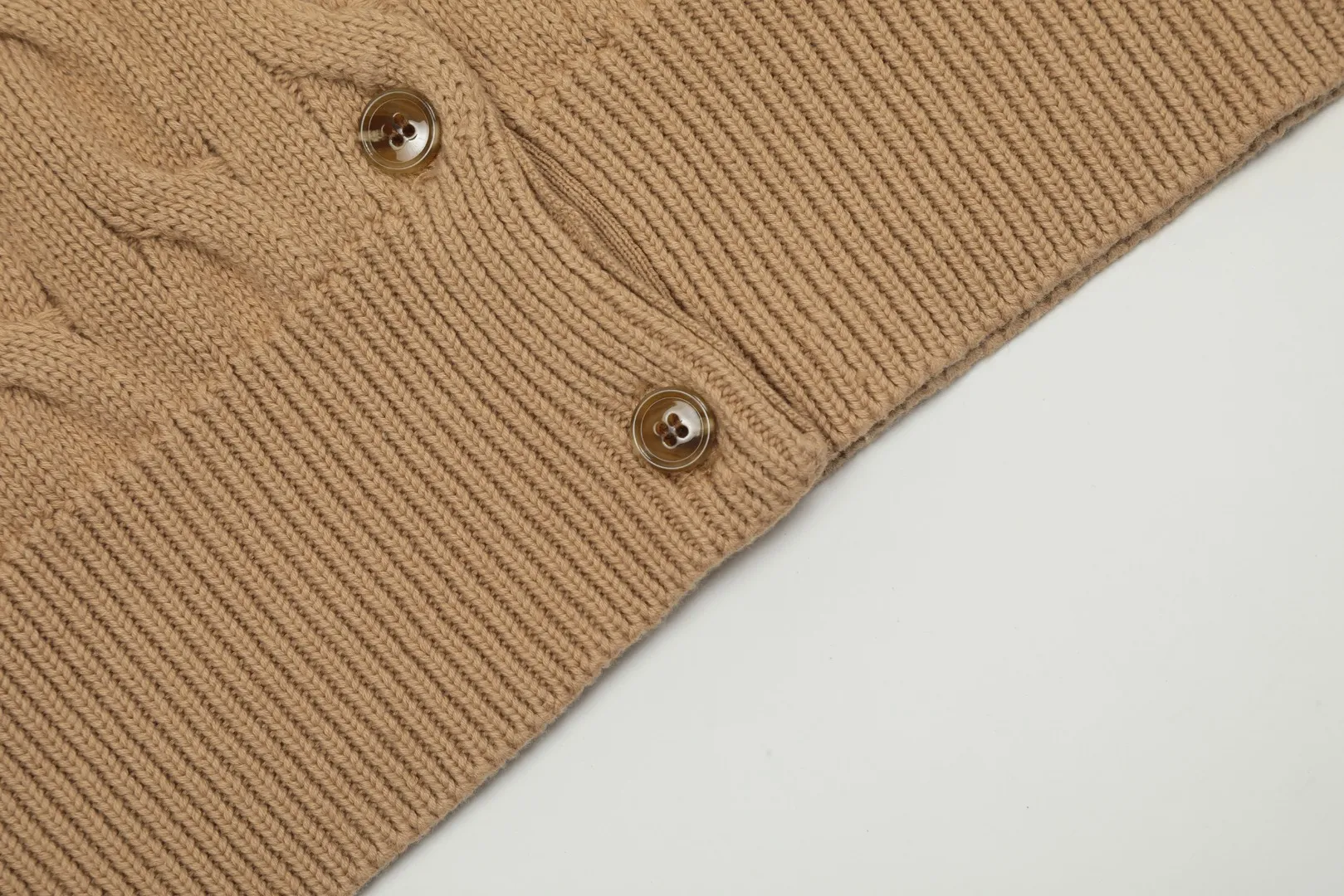 P230 Top quality" Style number: DS006# (not off the shelves all year round) [Ralph Lauren round neck solid color pony embroidery logo twist knitted cardigan] ✅Ralph Lauren Ralph Lauren classic basic versatile knitted cardigan jacket for all seasons ✅Main supplier platform live broadcast Wholesale entity Replacement if out of stock Not off the shelf ✅ZP quality 1:1 version Scan the code to enter the GF website Counter quality ✅Detailed quality The only one in Guangzhou Imported quality cotton yarn Focus on high-end, cost-effective, and good quality. Needless to say, the version is restored to the original version. The maximum size can be worn up to 160 pounds. Loose, comfortable and stress-free. ✅The upper body is simple and easy to match. A must-have for goddess ootd. Good-looking clothes are never picky. Must-have items in goddess wardrobe. Size: S- Navy blue white label Navy blue red label